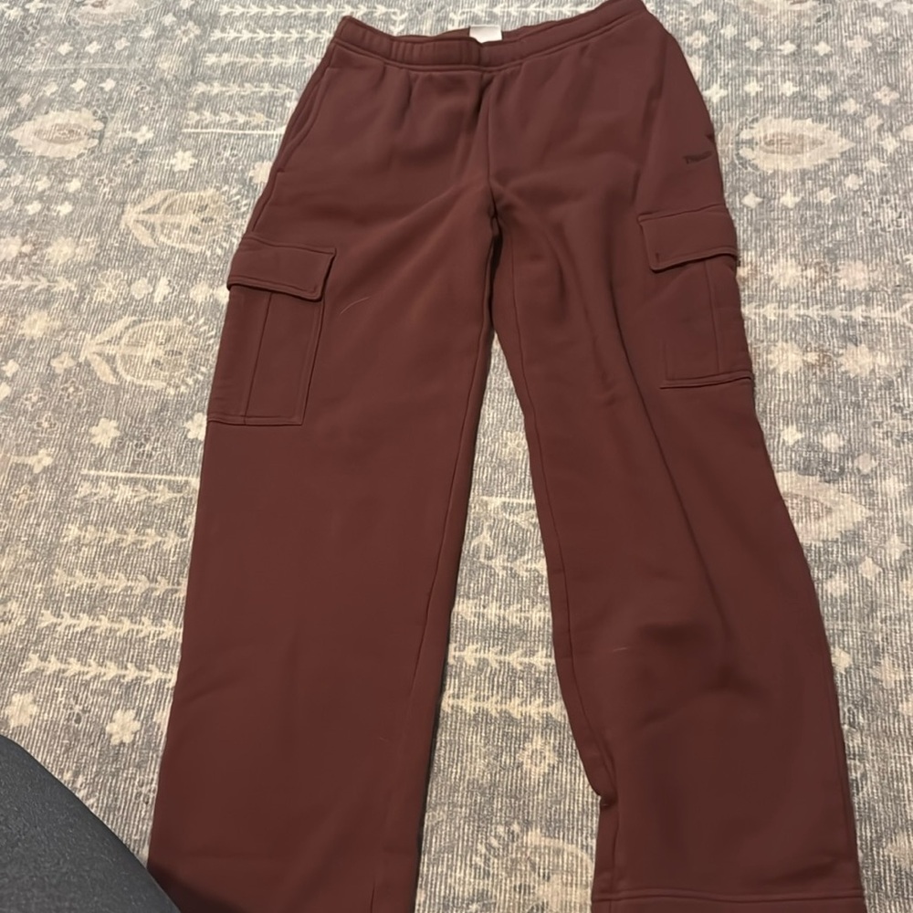 Aritzia size Medium maroon cargo sweatpants